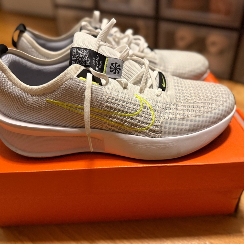 NIKE INTERACT RUN White and Yellow Running Shoes